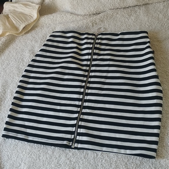 silhouette nyc Dresses & Skirts - 🎈🎈🎈Stripe black and white Mini skirt